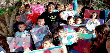 50 طفلا من دير الأسد يشاركون بورشة للفن التشكيلي مع الفنانة هدى محمد